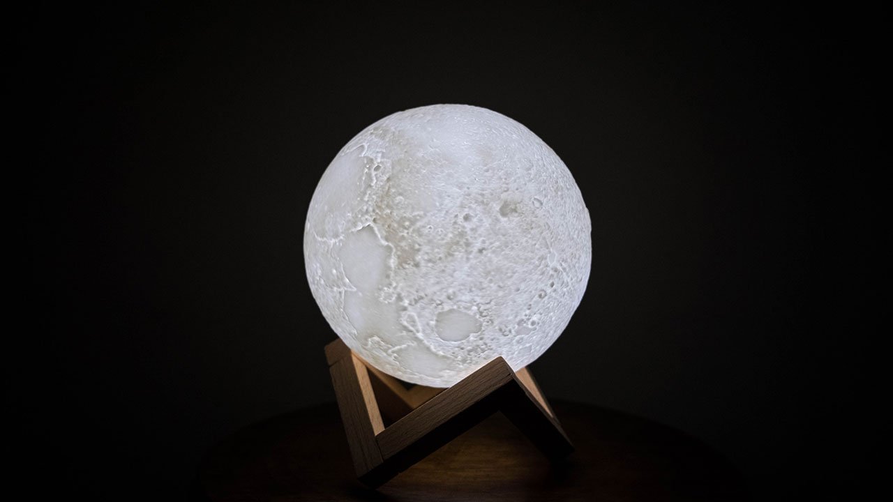 3D White Moon Lamp Photoshoot